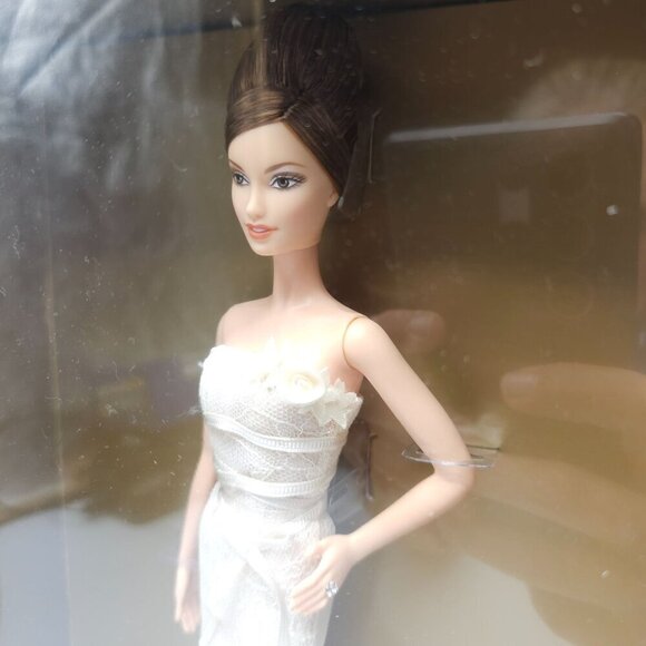Vera Wang Bride Barbie Doll The Romanticist Gold Label Limited Edition L9652 - Picture 4 of 11